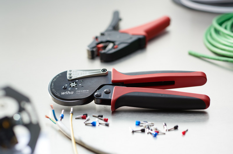 Spezial Werkzeug für Elektriker: Crimpzange für die Herstellung von Verbindungen zwischen Kabeln und Steckern.